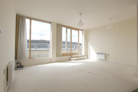 2 bedroom Flat To Let - Photo 3
