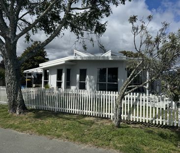 Fully Redeocated Beach House with rear views over ... - Photo 2