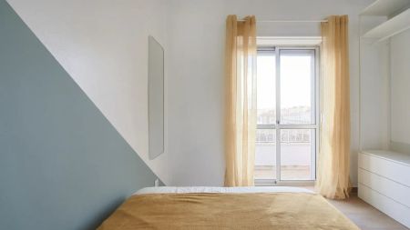 Room in a shared 4-bedroom apartment for rent in Amadora - Photo 2