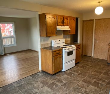 Charming 4-Bedroom Duplex in Red Deer - Photo 2