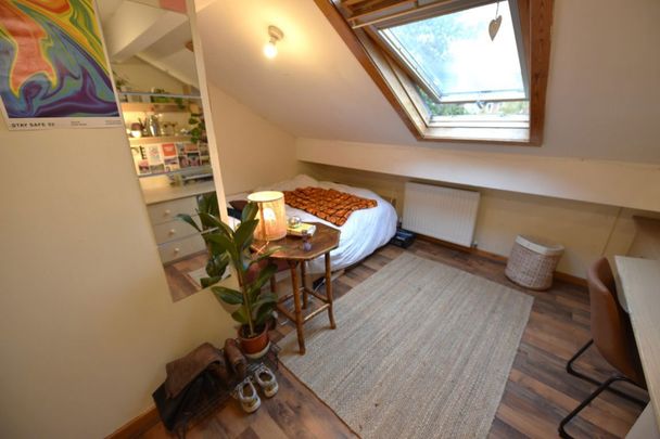 6 bedroom Flat in Brudenell Road, Leeds - Photo 1
