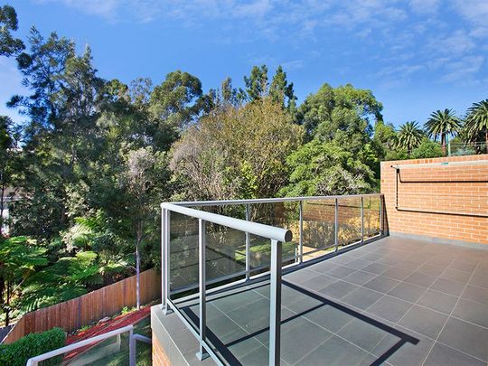 Spacious duplex home... - Photo 1