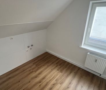 Sanierte 2-Zimmer-Dachgeschosswohnung in der Bergisch Gladbacher Fu... - Photo 2