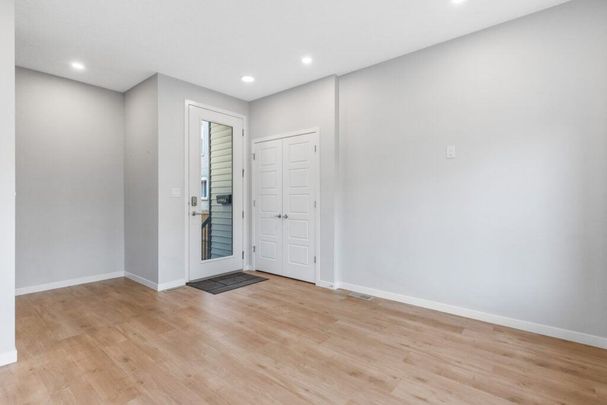 Edmonton Furnished townhouse Rental in Westmount - Upscale and Luxury Main Floor 3 Bedroom Suite - Great Central Location! - Photo 1