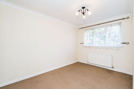 3 bedroom house to rent St. George Close, Bursledon, Southampton, SO31 - Photo 2
