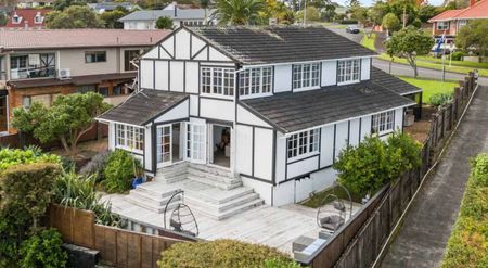 Spacious & Charming Character Home. - Photo 4