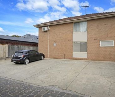Light-Filled Ground Floor Apartment in Prime Location - Photo 4