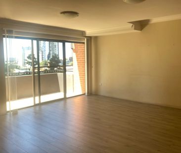 Huge 3 Bedrooms Apartment in the center of Burwood - Photo 2