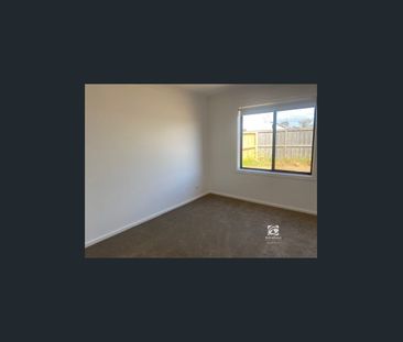 BRIGHT AND SPACIOUS - Photo 3