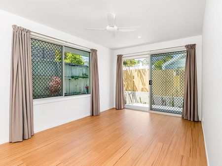 Modern Three Bedroom Home Moments from Clarkes Beach - Photo 4