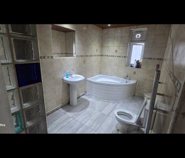 Room in a Shared House, Morrab Gardens, IG3 - Photo 4