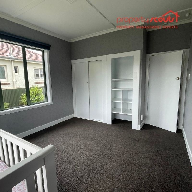 Sitting pretty on Queens Drive - Photo 1