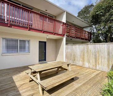 Modern 2-Bedroom, 2-Bathroom in Prime New Lynn Location - Photo 2