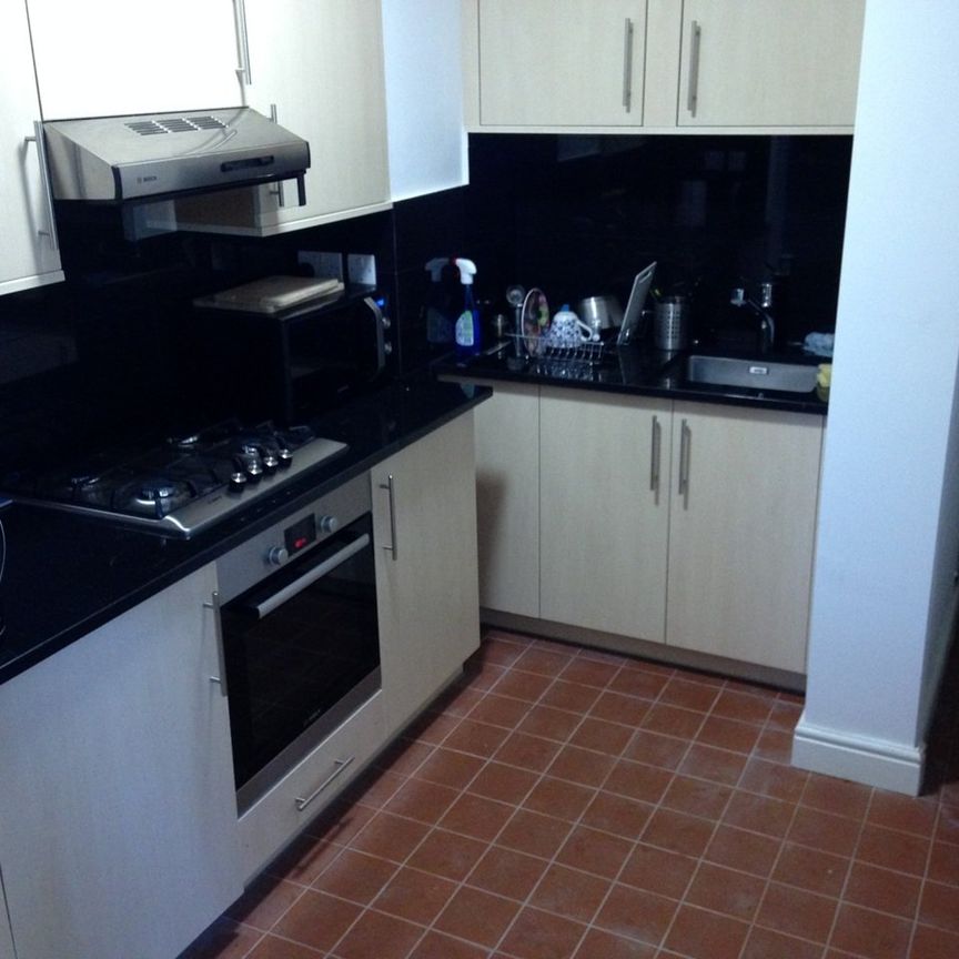 Bedsit, Very Near South Side The Common Area, W5 - Photo 1