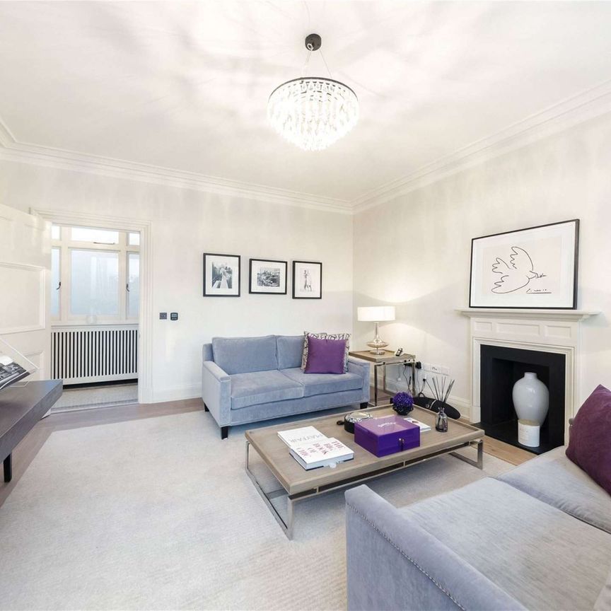 A stunningly presented and large one bedroom apartment, overlooking Mount Street Gardens. - Photo 1