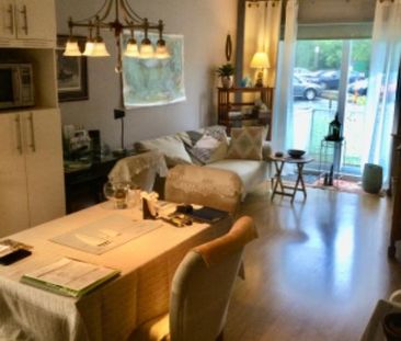 Charmant petit condo 3 et demi, piscine, gym, rez de chaussée, accè... - Photo 1