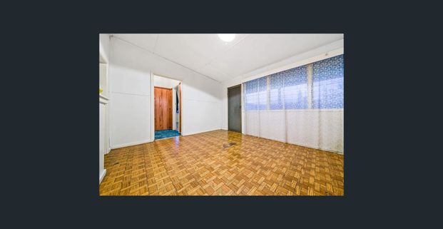 Three-bedroom family house in the heart of Springvale - Photo 1