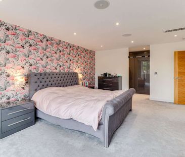 Five bedroom family home with driveway parking and lovely garden in... - Photo 3