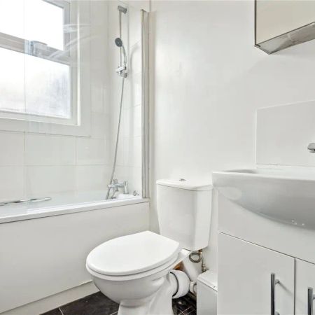 2 bedroom flat in Chiswick - Photo 4