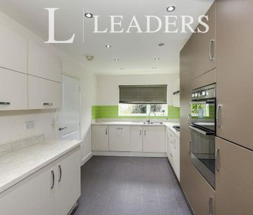 4 bedroom semi-detached house to rent - Photo 2