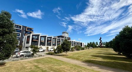 EXECUTIVE FULLY FURNISHED INNER CITY BRAND NEW APARTMENT! - Photo 2