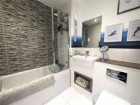 1 bed Upper Floor Flat for rent - Photo 2