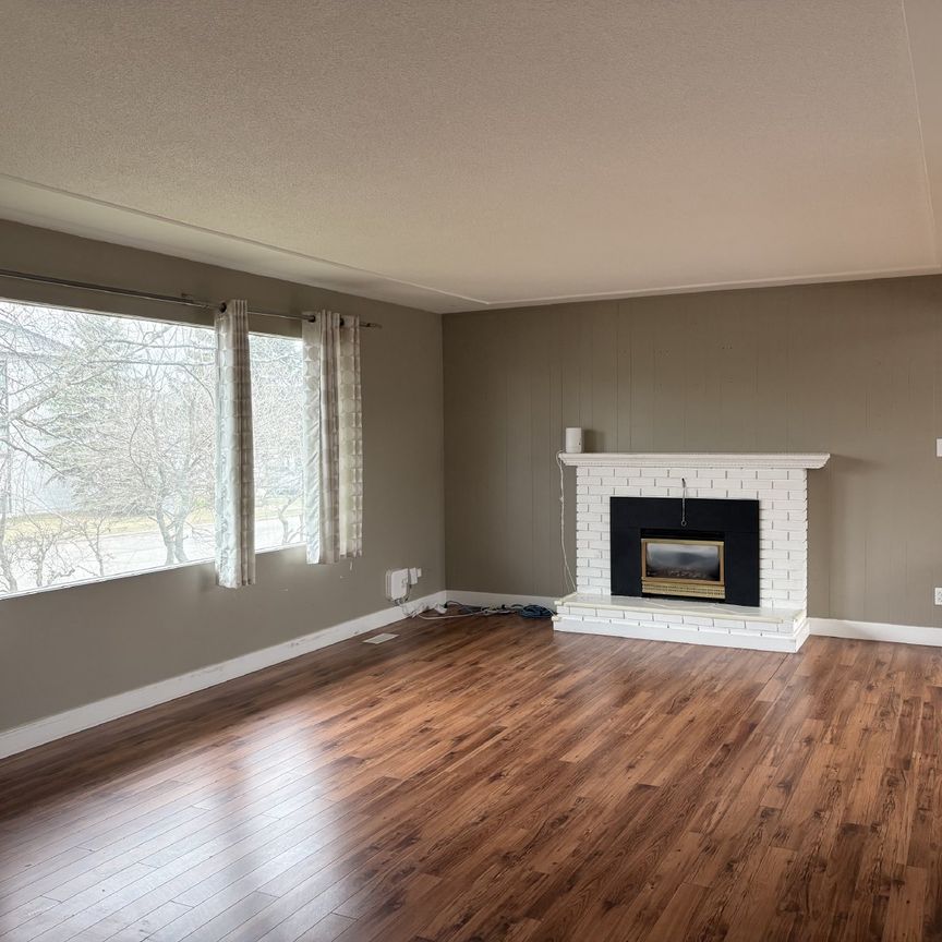 CABOSURA 900 Vedder Crescent - UPPER - Photo 1