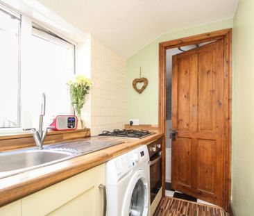 2 bedroom end of terrace house to rent - Photo 4