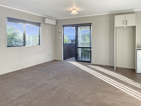 CLENDON PARK - Cute Small Home - Photo 3