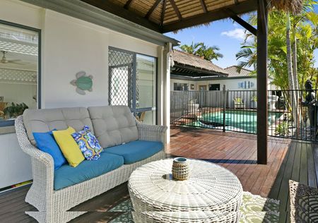 Beautiful Family Home in Burleigh Waters - Photo 2