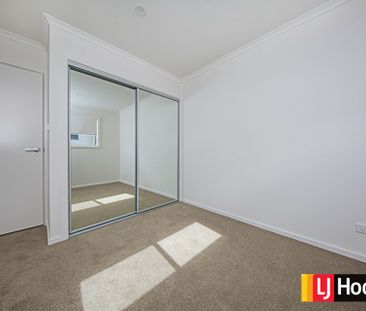 Stylish and Contemporary - Photo 2