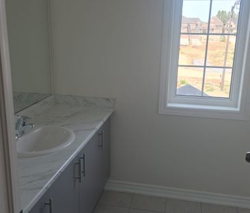 For Lease - 33 Fenn Crescent, New Tecumseth, Ontario - Photo 1