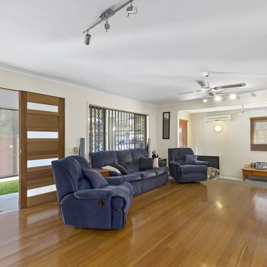 MASSIVE FAMILY HOME IS SET TO IMPRESS - 5 BEDROOMS - LARGE POOL & ENTERTAINING AREA - Photo 1