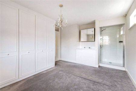 A detached family home situated in the heart of Sunningdale. - Photo 5