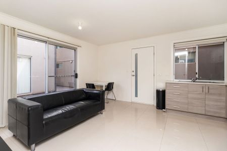 Modern & Low Maintenance Townhouse – Perfectly Positioned! - Photo 3