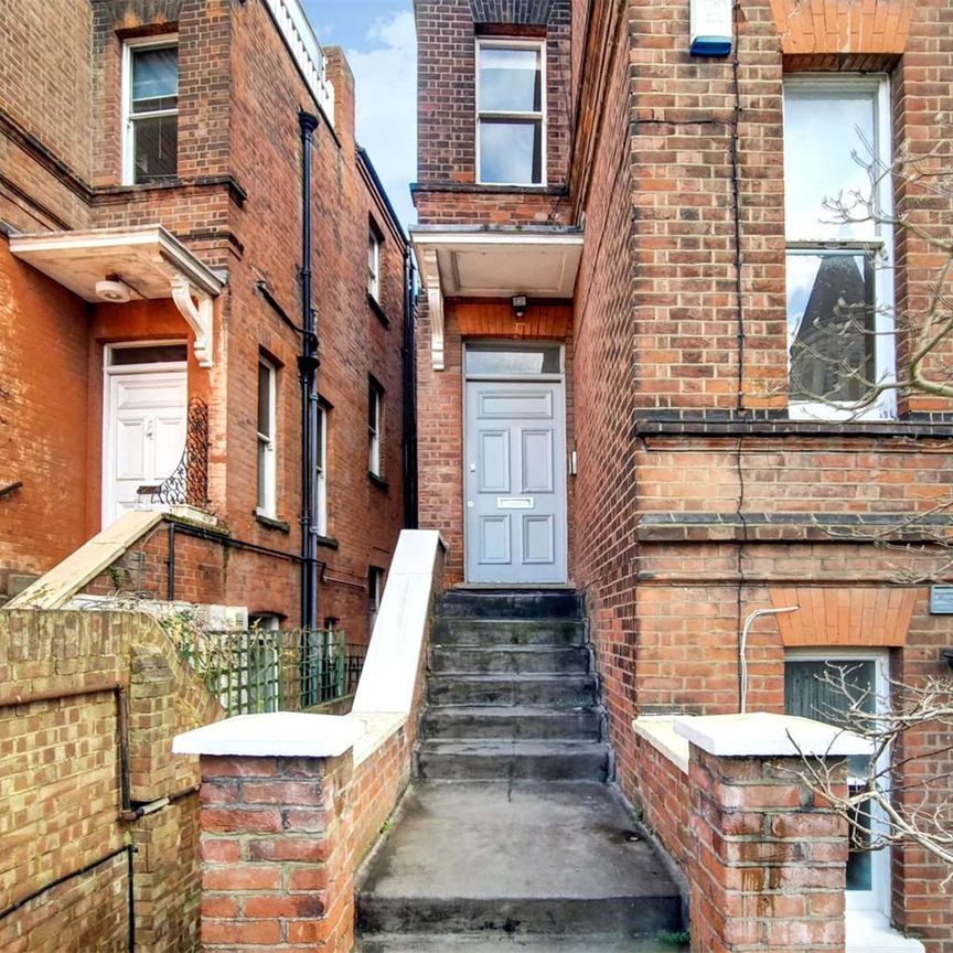 **SHORT LET** A well presented two bedroom apartment on the raised ground floor of this stunning period conversion. - Photo 1