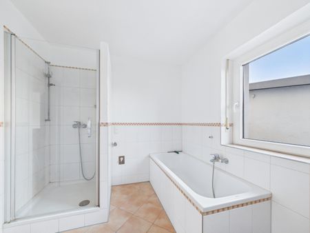 Frisch renovierte Erdgeschosswohnung mit Südwestterrasse und umliegenden Garten - Photo 3