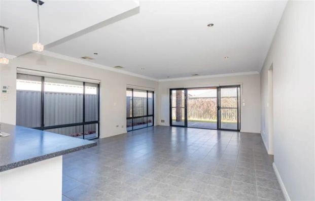 “Modern Family Living in Piara Waters! $760/week” - Photo 1