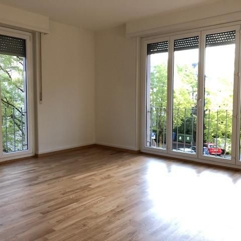 Bel appartement situé dans un quartier calme, proche du palais de Beaulieu. Ce 5.5 pièces est idéalement situé à proximité des transports publics, des commerces et des écoles. Idéal pour les familles. - Photo 1