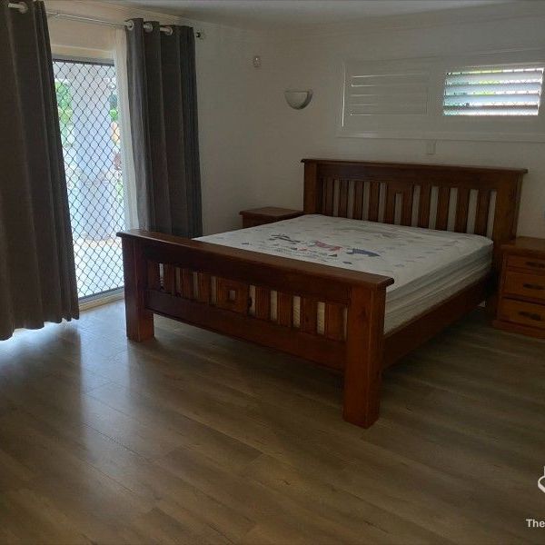 Stunning 6 Bedroom, 3 bathroom, House in Carindale - Photo 1