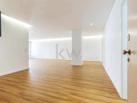 3 room luxury Apartment for rent in Lisbon, Portugal - Photo 2