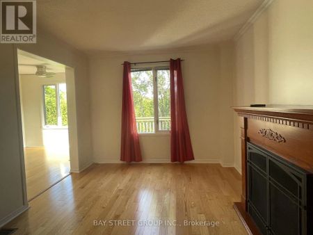 551 SACKVILLE CRESCENT - Photo 2