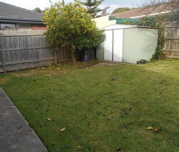 LARGE WELL PRESENTED FAMILY HOME IN LOVELY NEIGHBOURHOOD!! - Photo 4