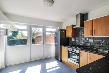 3 bedroom semi-detached house to rent - Photo 3