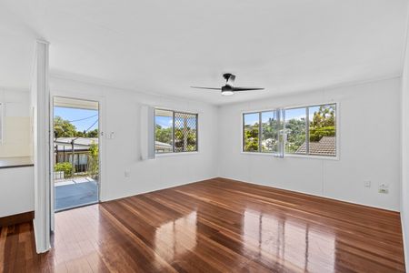 Freshly Updated 2-Bed Unit with City Views in Prime Annerley Location - Photo 2
