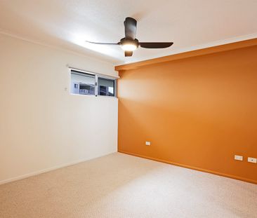 Waterfront outlook with city convenience - Photo 5