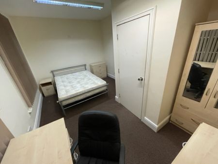 9 Bed Student Accommodation - Photo 5