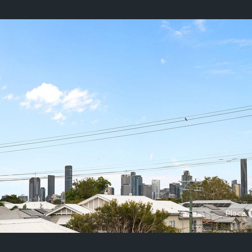 Top-Floor Apartment with City Views in a Boutique Complex of Eight - Photo 1