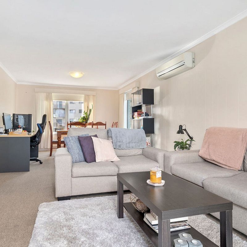 Two bedroom apartment with great views - Photo 1