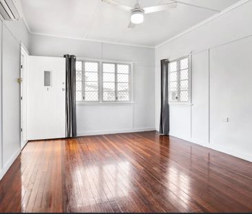 3 BEDROOM FAMILY HOME WITH SPACIOUS YARD - Photo 1